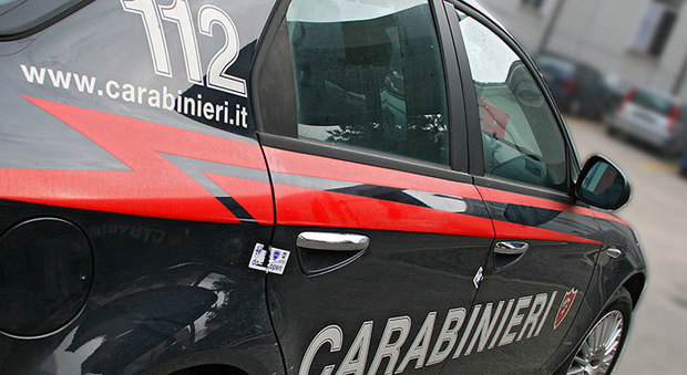 Natale sola in casa, 90enne chiama i carabinieri: «Per favore, mi fate compagnia?»