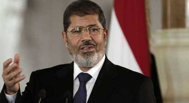 Egitto, Morsi a processo, si rifiuta di entrare nella gabbia imputati e urla contro i militari