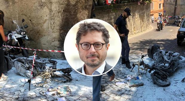 Napoli, incendiato lo scooter del consigliere regionale contro l'illegalità: «Vado avanti, non mi fermo qui»