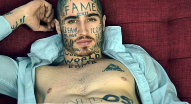 Vin, il modello che si tatua parole a caso sul volto: "Diventerò il più famoso del mondo"