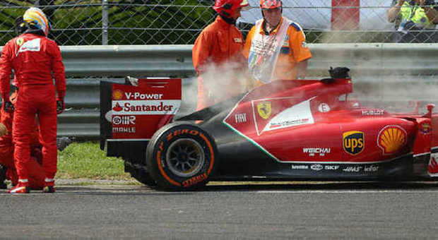 La F14T di Fernando Alonso dopo il guasto a Monza