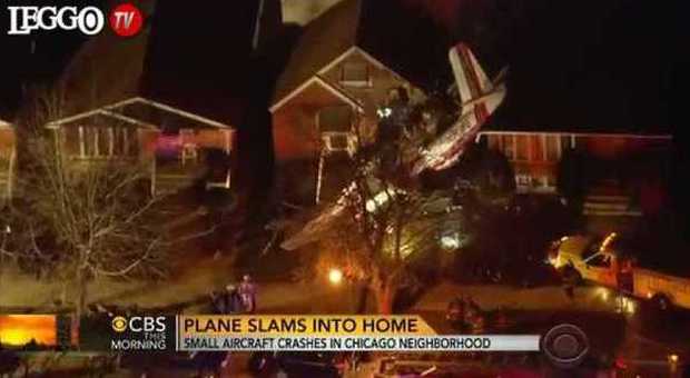 Chicago choc, aereo si schianta su una casa: morto il pilota, abitanti in fuga