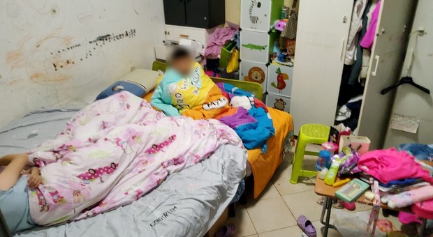 La camera di 10 metri quadrati con un unico letto dove alloggiavano mamma e papà con tre bambini piccoli
