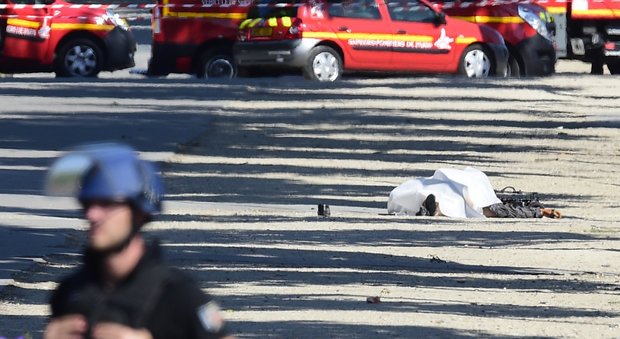 Parigi, l'attentatore degli Champs Elysées era schedato