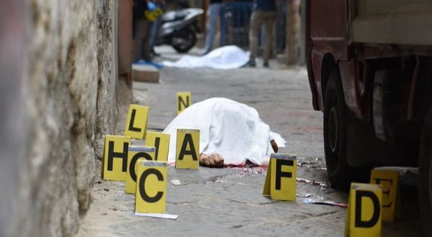 Sparatoria e paura tra la gente nel centro di Napoli: due morti