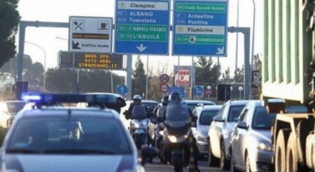 Traffico in tilt e code per incidenti Sul Gra si ribalta furgone Sulla Nomentana un motociclista ferito