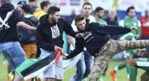 Rissa in campo tra giocatori israeliani e tifosi pro Palestina