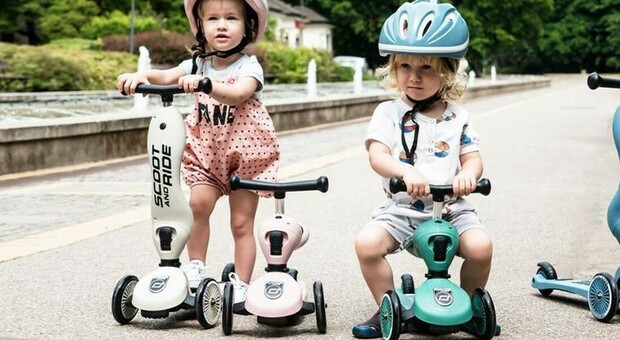 Monopattini, multati due bimbi di 4 e 6 anni: «Intralcio al traffico pedonale». Ira delle mamme. Il sindaco Sala: controlli più severi