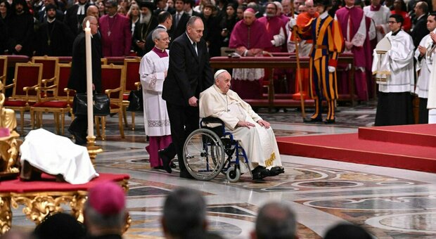 Messa di Natale nella Basilica di San Pietro, Papa Francesco arriva sulla sedia a rotelle