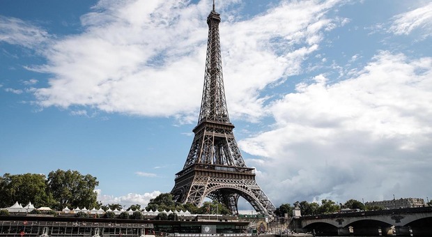 Torre Eiffel evacuata per allarme bomba. Artificieri al lavoro