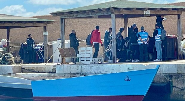 Migranti, a Lampedusa 620 sbarcati nella notte: bimba di 15 mesi affogata