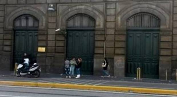 Coronavirus a Napoli, esce dal carcere di Poggioreale ma i parenti non lo vogliono: in taxi fino a Latina, denunciato