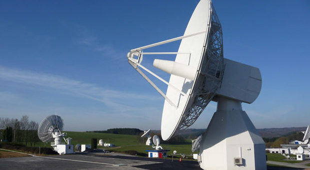 Un'antenna satellitare di SLS