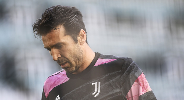 Gigi Buffon saluta per sempre la Juve: «Tolgo il disturbo». Ma non si ritirerà