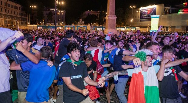 A piazza del Popolo l'entusiasmo dei tifosi per la vittoria dell'Italia contro la Spagna