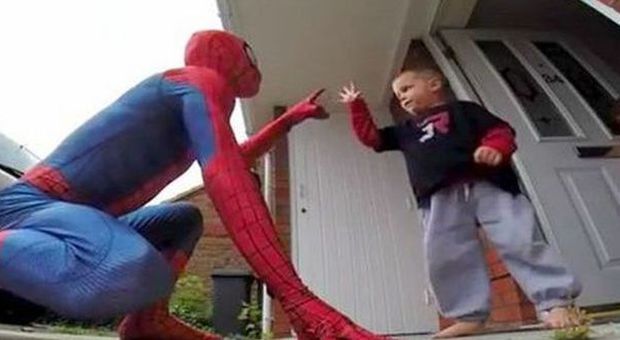 Bimbo in fin di vita, il papà si veste da Spiderman per il suo compleanno |Video