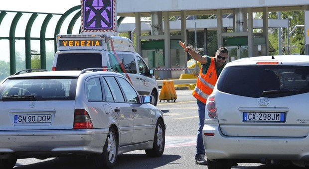 Caos autostrade: il piano di Autovie, i deterrenti anti traffico per l'estate