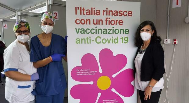 Ernesta Tonini (a destra) dopo la vaccinazione