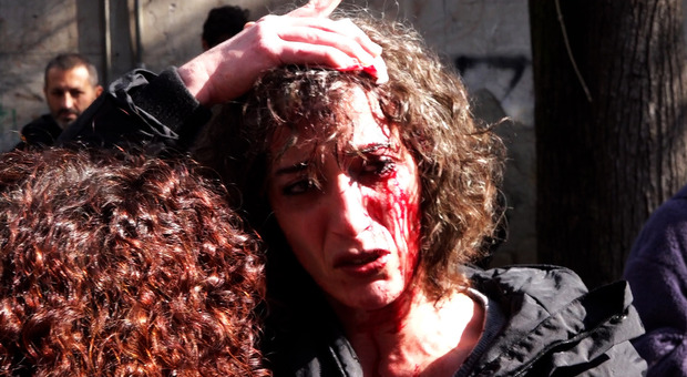 Una manifestante ferita