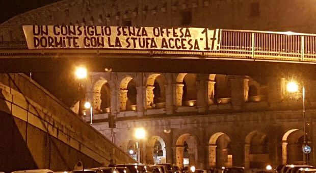 Roma, la risposta dei romanisti ai manichini impiccati dei tifosi laziali: «Un consiglio senza offesa dormite con la stufa accesa: -17»