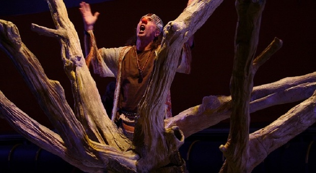 L'albero/scultura della scenografia dello spettacolo di Eugenio Barba in mostra al teatro Valle