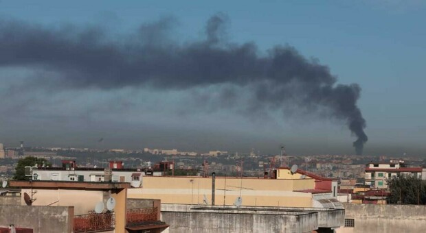 Incendio ad Arzano, deposito in fiamme: la colonna di fumo nero visibile su tutta Napoli