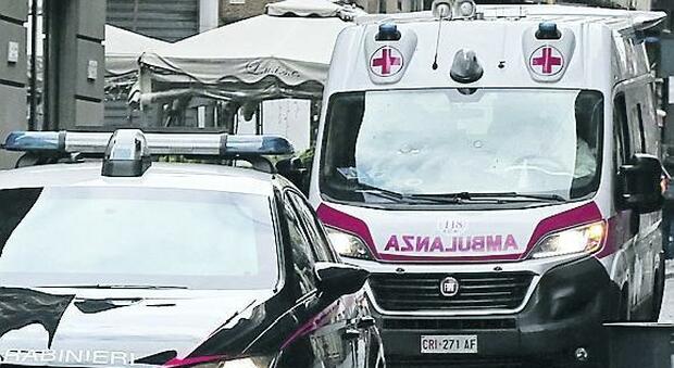 Antonella, 49 anni, cade dal terzo piano mentre lava i vetri: morta sul colpo