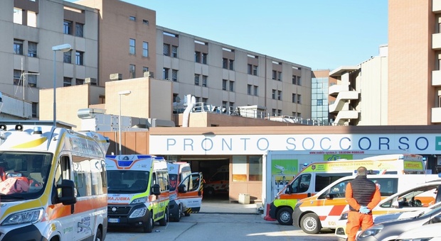 Ancona, viaggio nel caos di Torrette: chiusa un'ala al quarto piano, Pronto soccorso al collasso