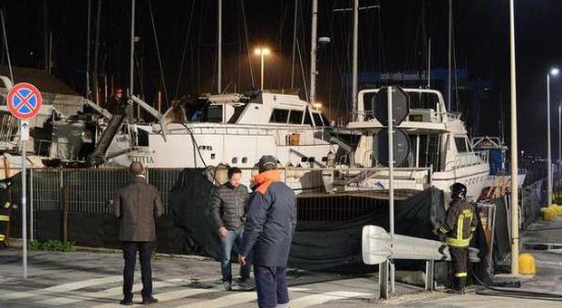 In fiamme lo yacht Attitia Allarme al porto Anconetani