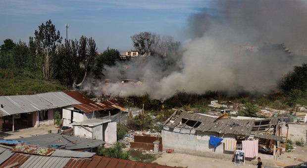 Napoli, incendio al campo rom di Scampia, l'sos della scuola: «Non possiamo respirare»