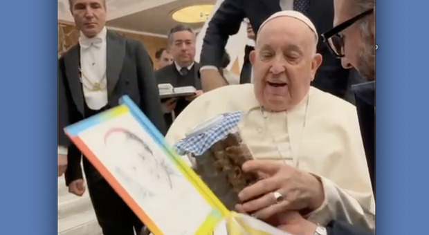 Papa Francesco con la cupeta salentina