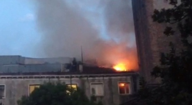 Paura a Venezia: fiamme all'ospedale, scatta l'allarme, è crollato un tetto