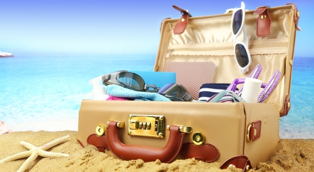 In vacanza con il bagaglio minimal In valigia cappello, shorts e bikini