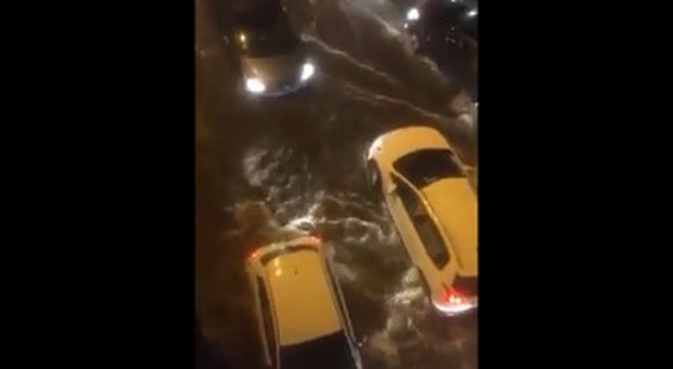 Pioggia incessante a Napoli, Posillipo diventa un torrente: «Non abbiamo più luce, aiutateci»