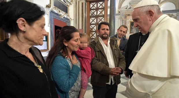 Papa Francesco incontra la famiglia rom, gli haters lo bombardano di insulti: «