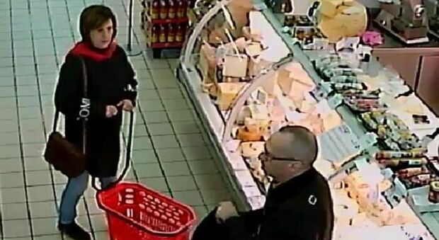 Una immagine della donna al supermercato con Messina Denaro