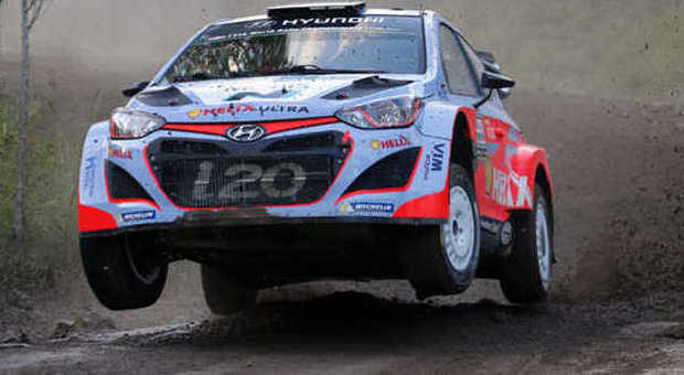 La Hyundai i20 WRC impegnata in un salto