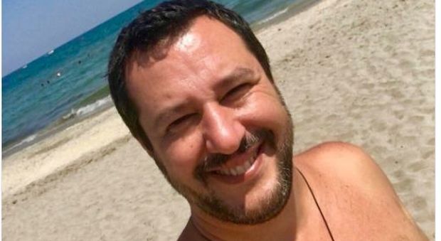 Salvini, primo bagno dell'anno: «Altro che Maiorca, viva la Romagna»