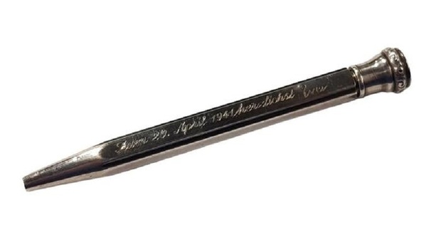 All'asta la matita di Hitler ricevuta in regalo da Eva Braun: vale 90 mila euro. Non mancano le critiche alla vendita