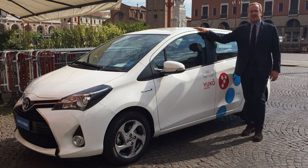 L'ad di Toyota Italia con una Yaris Hybrid del car sharing Yuko