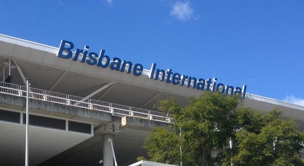 Paura all'aeroporto di Brisbane, polizia spara a un uomo armato di coltello: evacuato lo scalo