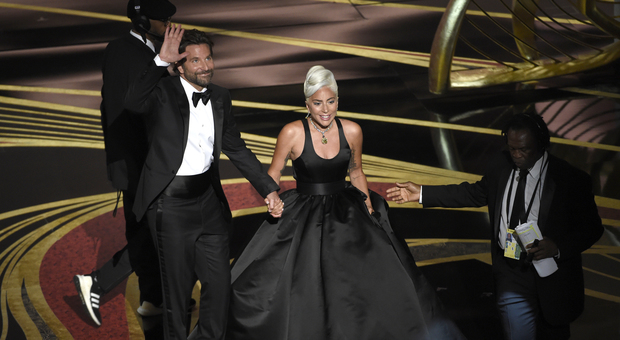 Oscar 2019, Lady Gaga vince con “Shallow” e piange sul palco: «Combattete per i vostri sogni»