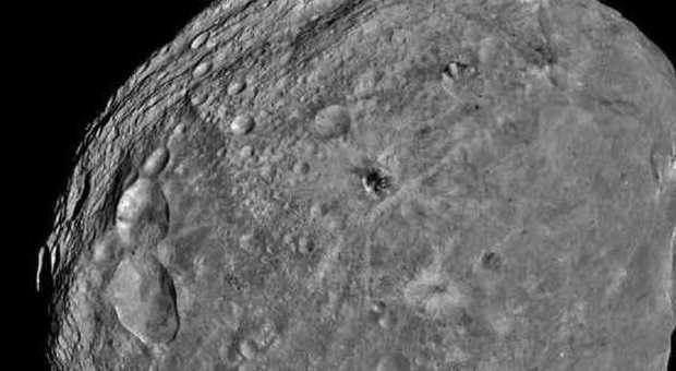 Scoperta sull'asteroide Vesta: "Le sue rughe sono frutto di bombardamenti del passato"