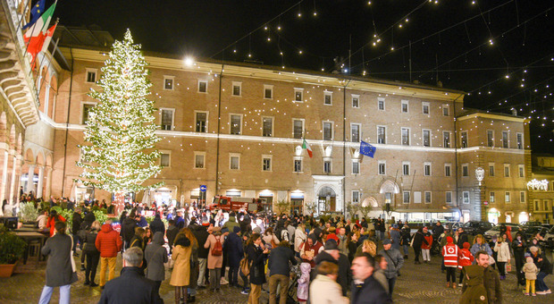 Macerata, si accende il Natale in centro. Il sindaco Parcaroli: «Tanta solidarietà e 50 giorni di appuntamenti»
