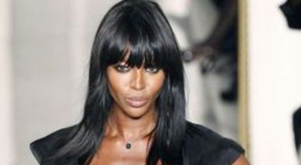 Naomi sexy in passerella a 45 anni A Parigi conquista tutti