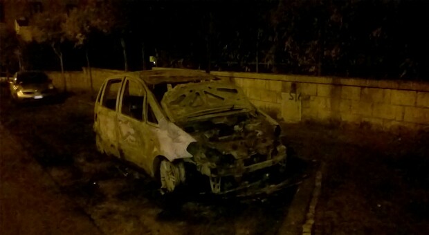 La carcassa dell'auto distrutta dalle fiamme