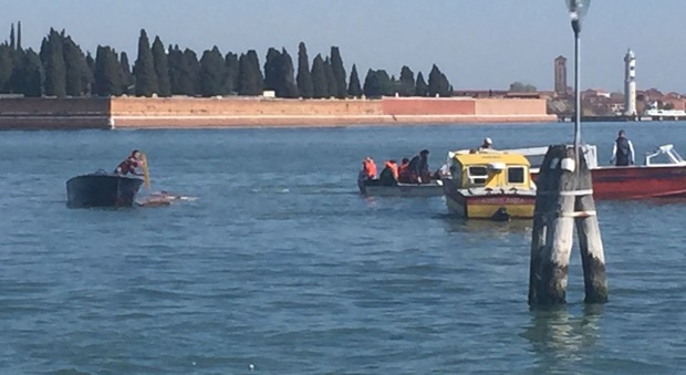 Barca a remi affonda, gruppo di ragazzini salvato dall'ambulanza