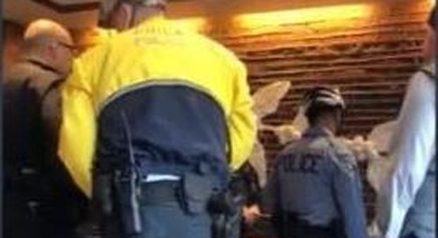 Philadelphia, due afroamericani arrestati perché non ordinavano: bufera su Starbucks