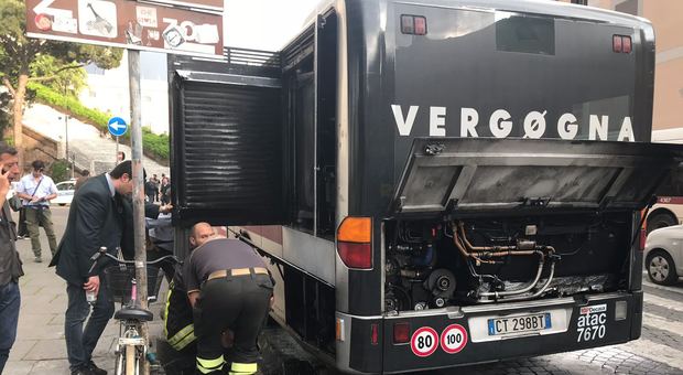 Roma, un altro autobus in fiamme: e su Twitter spopola l'hashtag #flambus