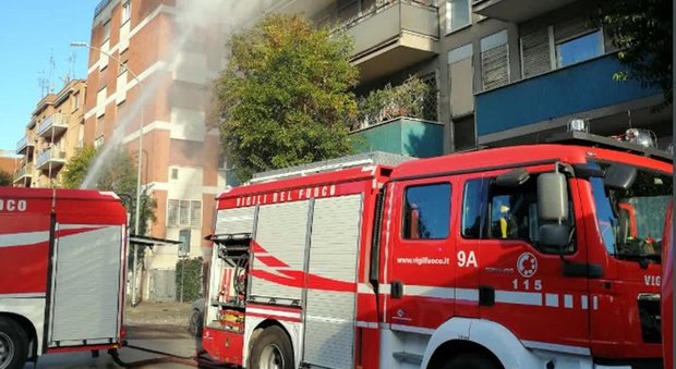 Roma, dà fuoco alla casa per suicidarsi a Vigna Stelluti: arrestato è accusato di incendio doloso